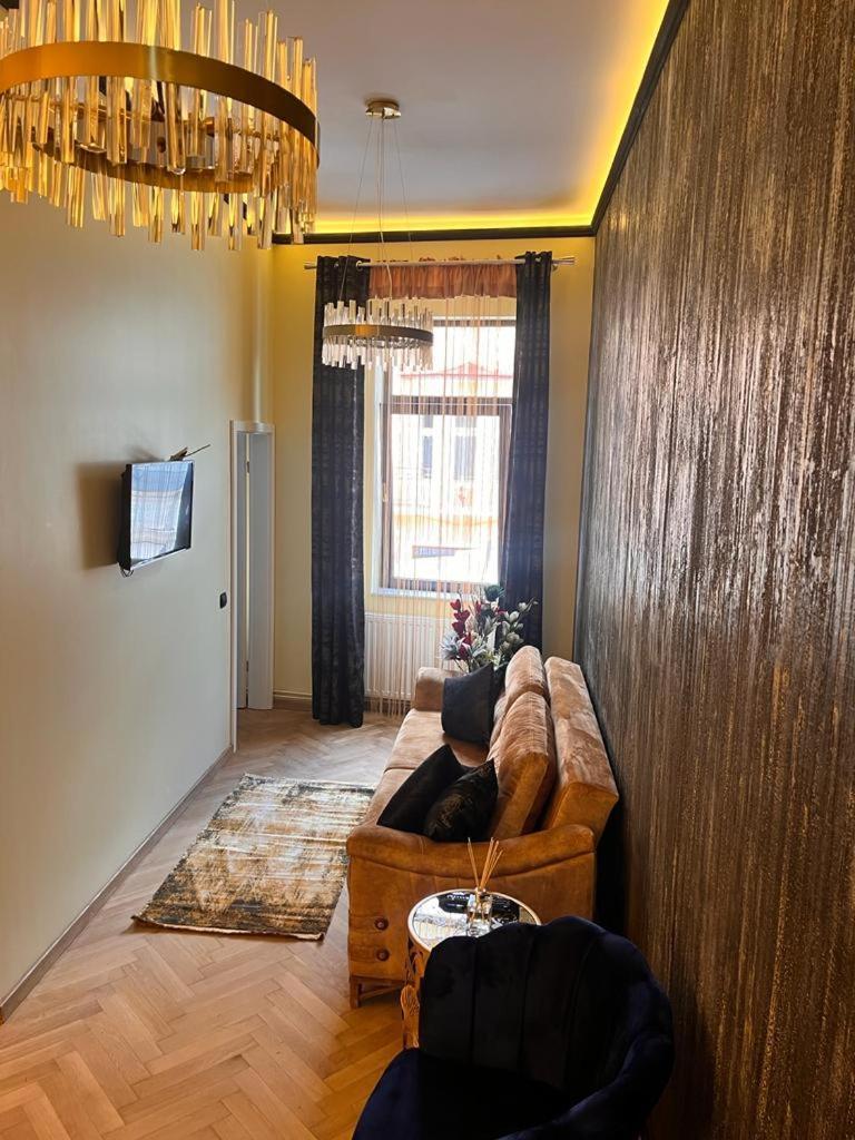 Urban Apartment *